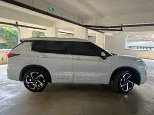 Mitsubishi Outlander ES 2023 White