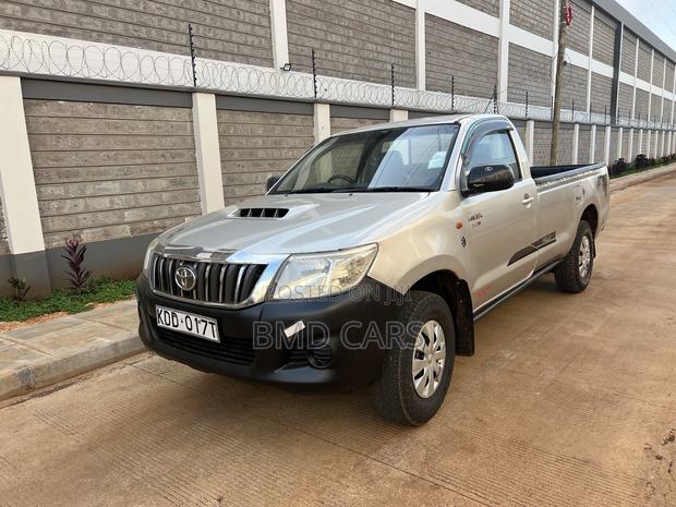 Toyota Hilux 2014 Silver - thumbnail 3