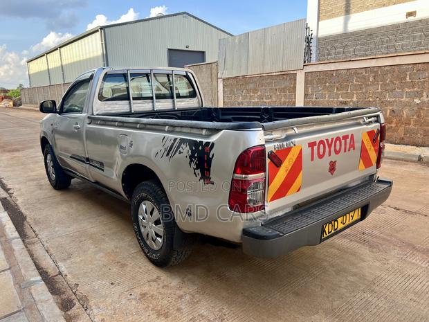 Toyota Hilux 2014 Silver - thumbnail 11