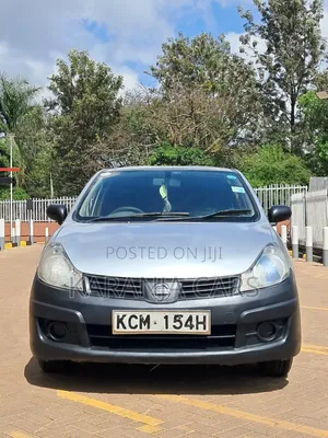 Nissan Advan 2010 Silver