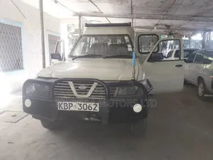 Nissan DoubleCab 2011 Yellow