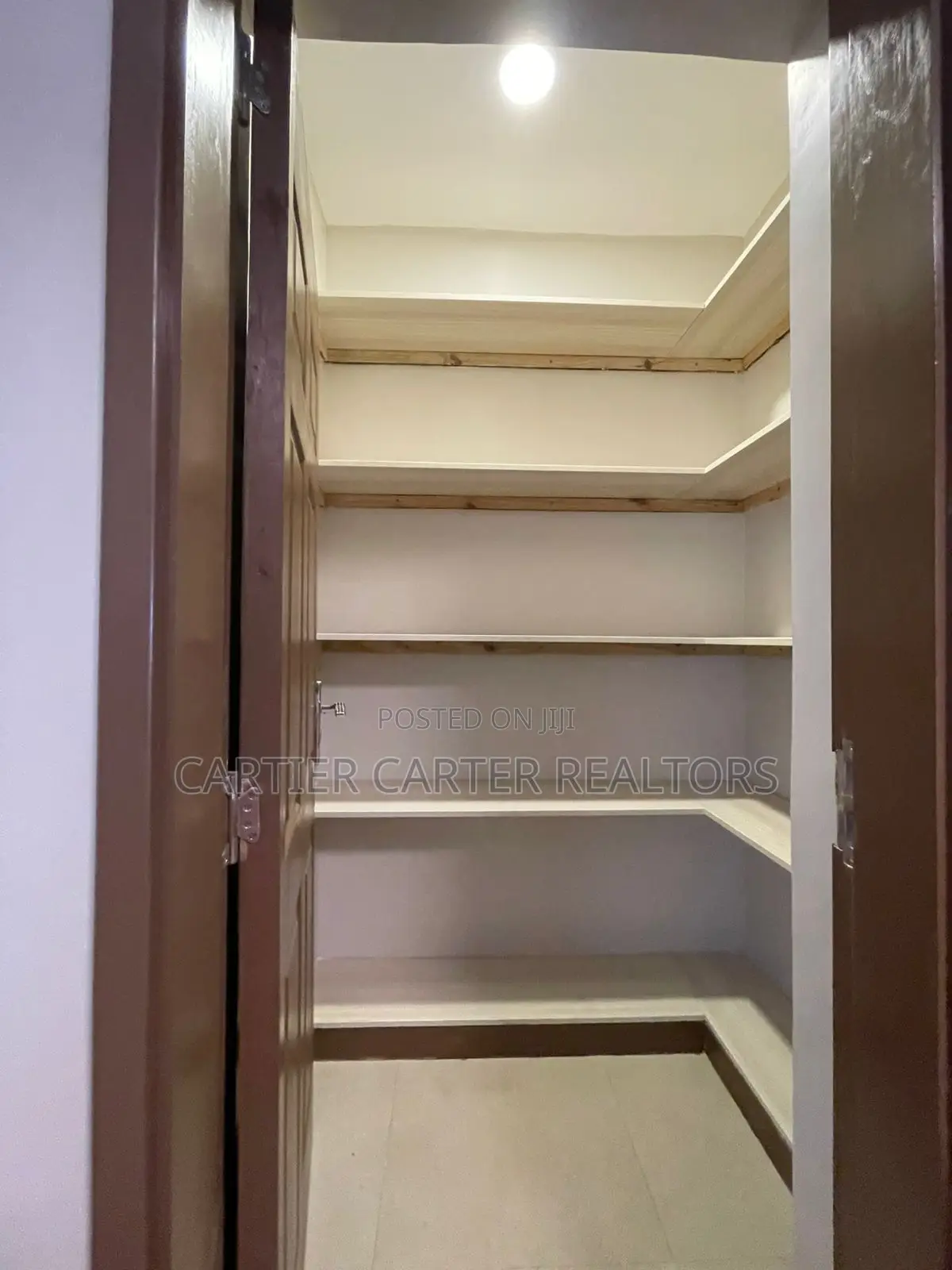 2bdrm Apartment in Gateway Mall Area for sale