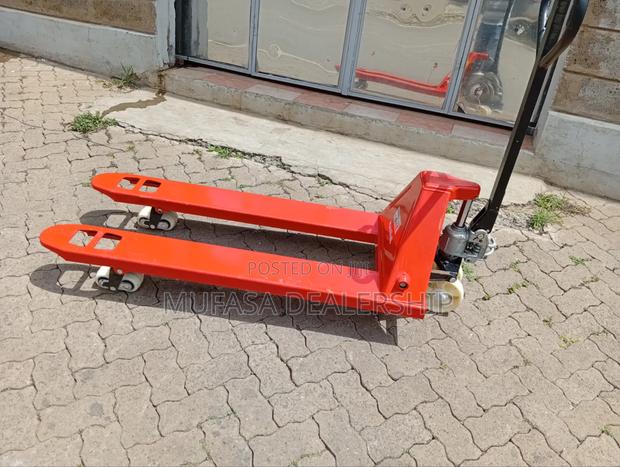 Hand-Driven Pallet Truck - thumbnail 2