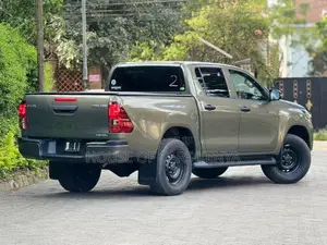 Toyota Hilux 2023 Green