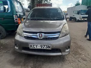 Toyota ISIS 2008 Gold