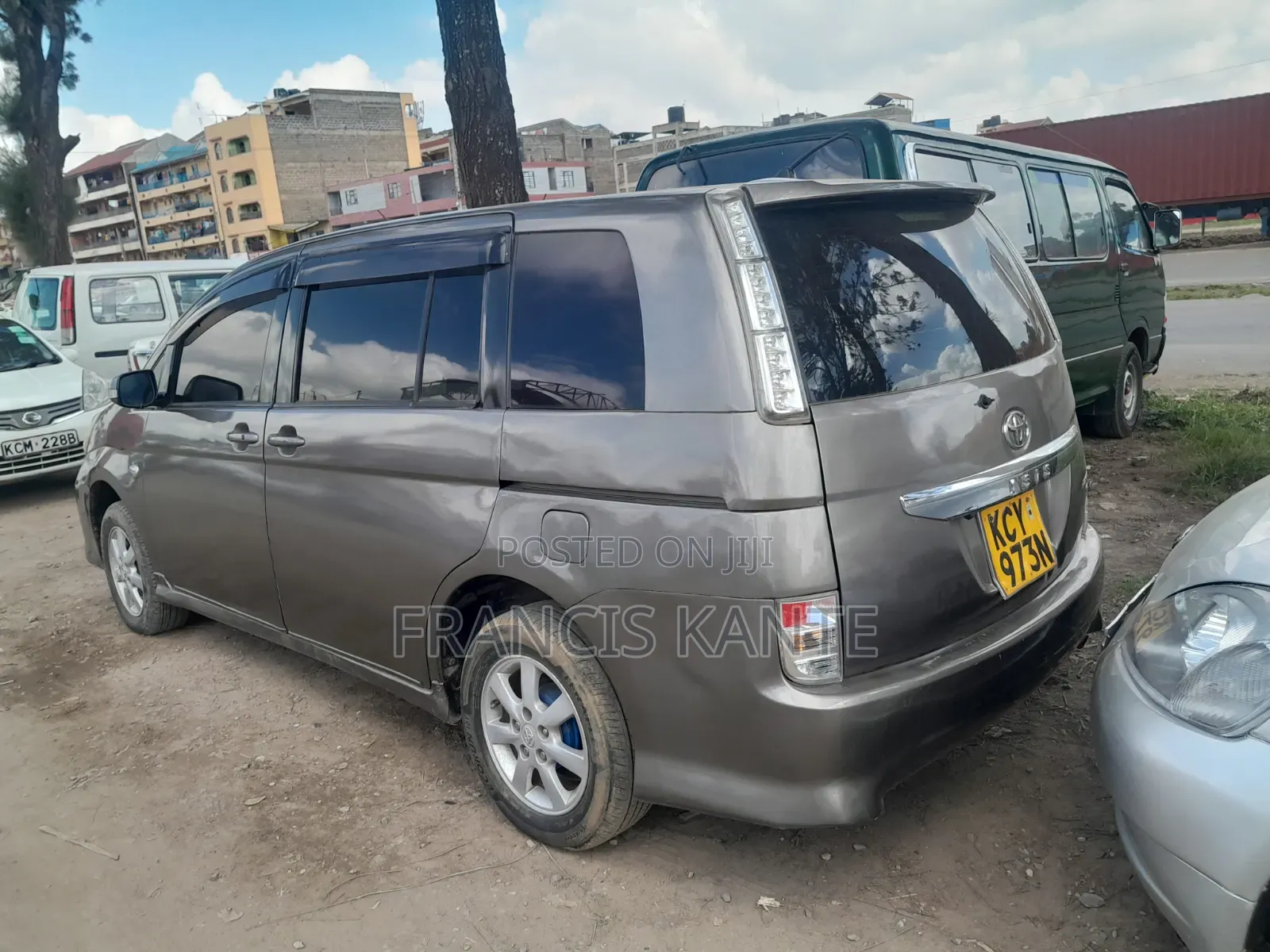 Toyota ISIS 2008 Gold