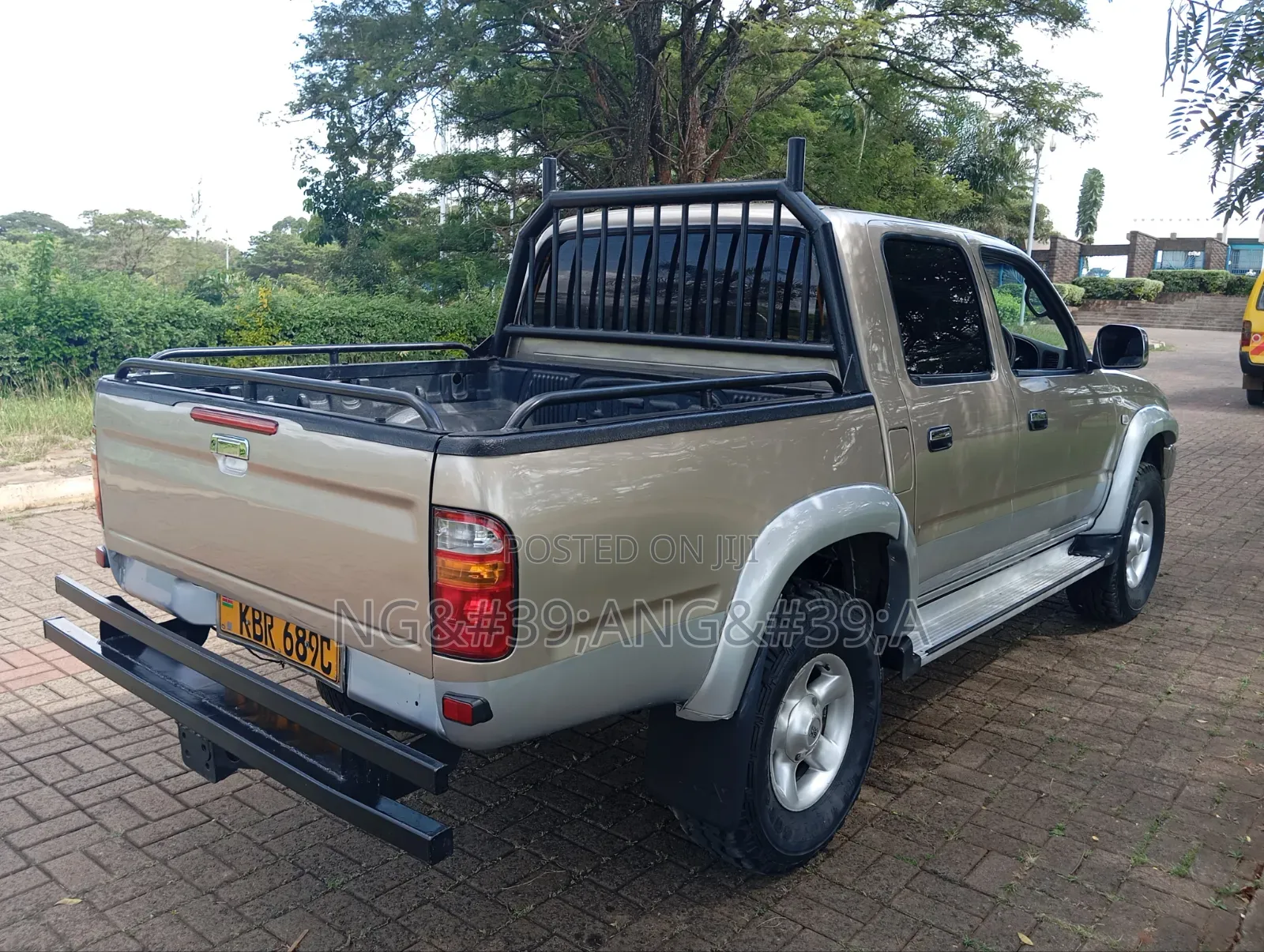 Toyota Hilux 2004 Beige