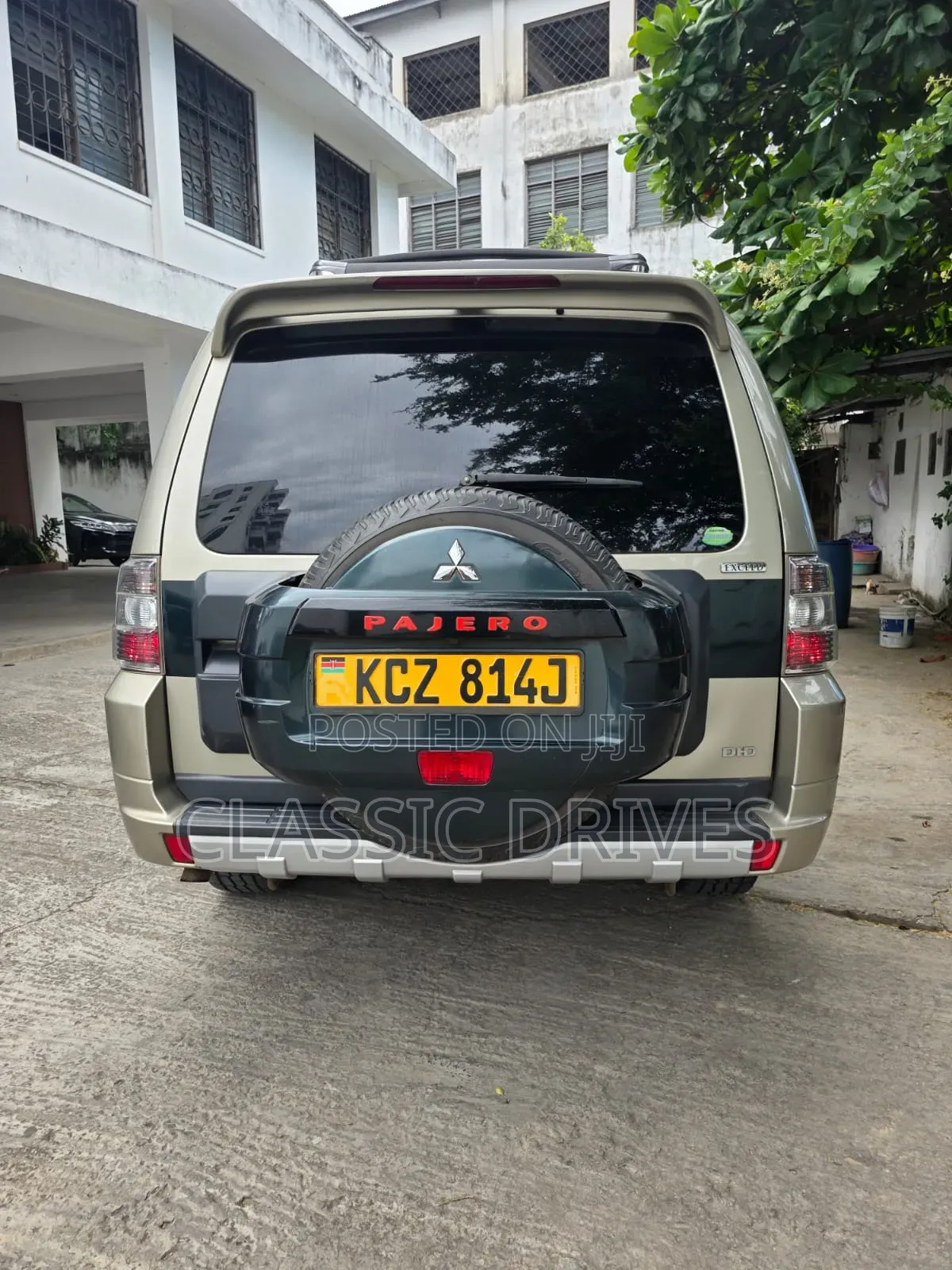 Mitsubishi Pajero 2015 Gold