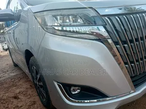 Toyota Esquire 2018 Silver