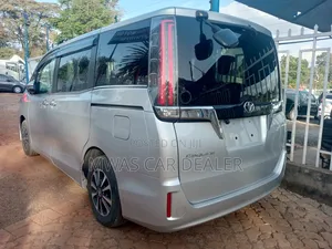 Toyota Esquire 2018 Silver