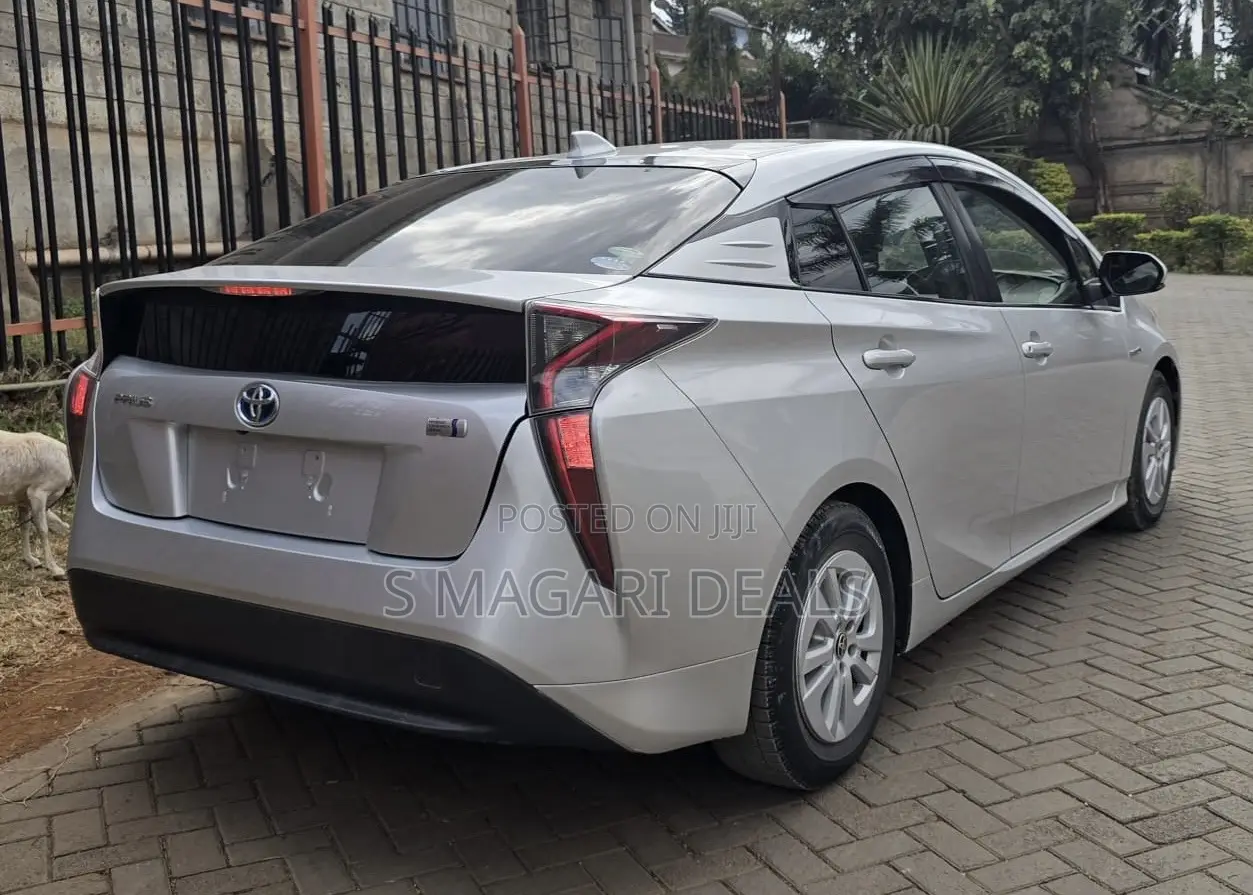 Toyota Prius 4dr Hatchback (1.8L 4cyl gas/electric hybrid CVT) 2016