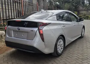 Toyota Prius 4dr Hatchback (1.8L 4cyl gas/electric hybrid CVT) 2016