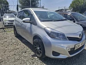 Toyota Vitz 2013 Silver