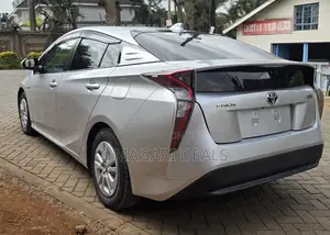 Toyota Prius 4dr Hatchback (1.8L 4cyl gas/electric hybrid CVT) 2016