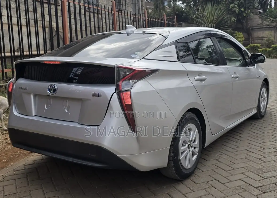 Toyota Prius 4dr Hatchback (1.8L 4cyl gas/electric hybrid CVT) 2016