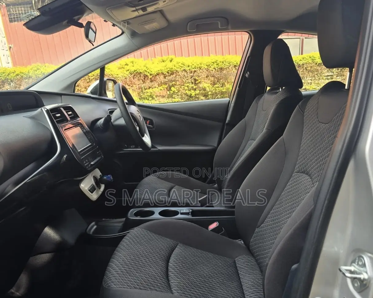 Toyota Prius 4dr Hatchback (1.8L 4cyl gas/electric hybrid CVT) 2016