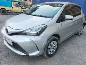 Toyota Vitz 2016 Silver