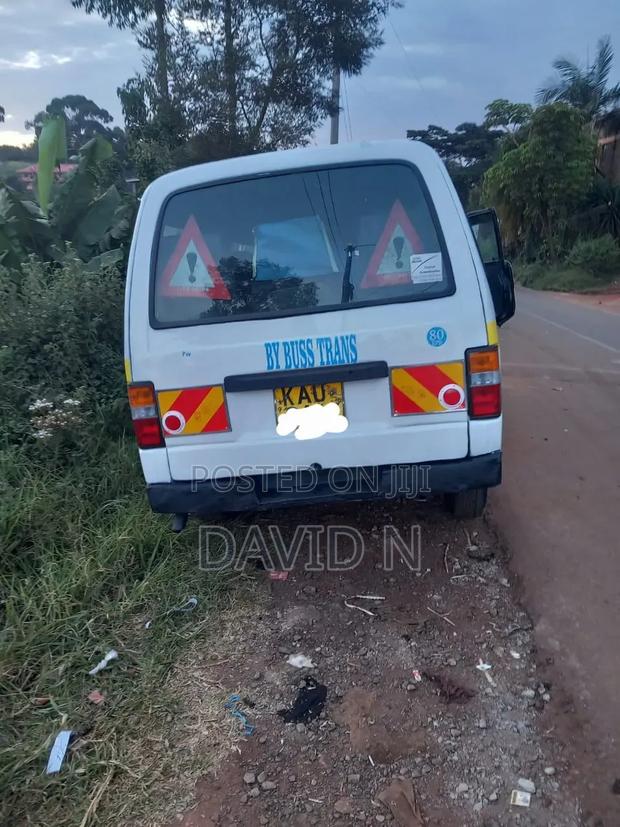 Toyota HiAce 2000 White - thumbnail 2