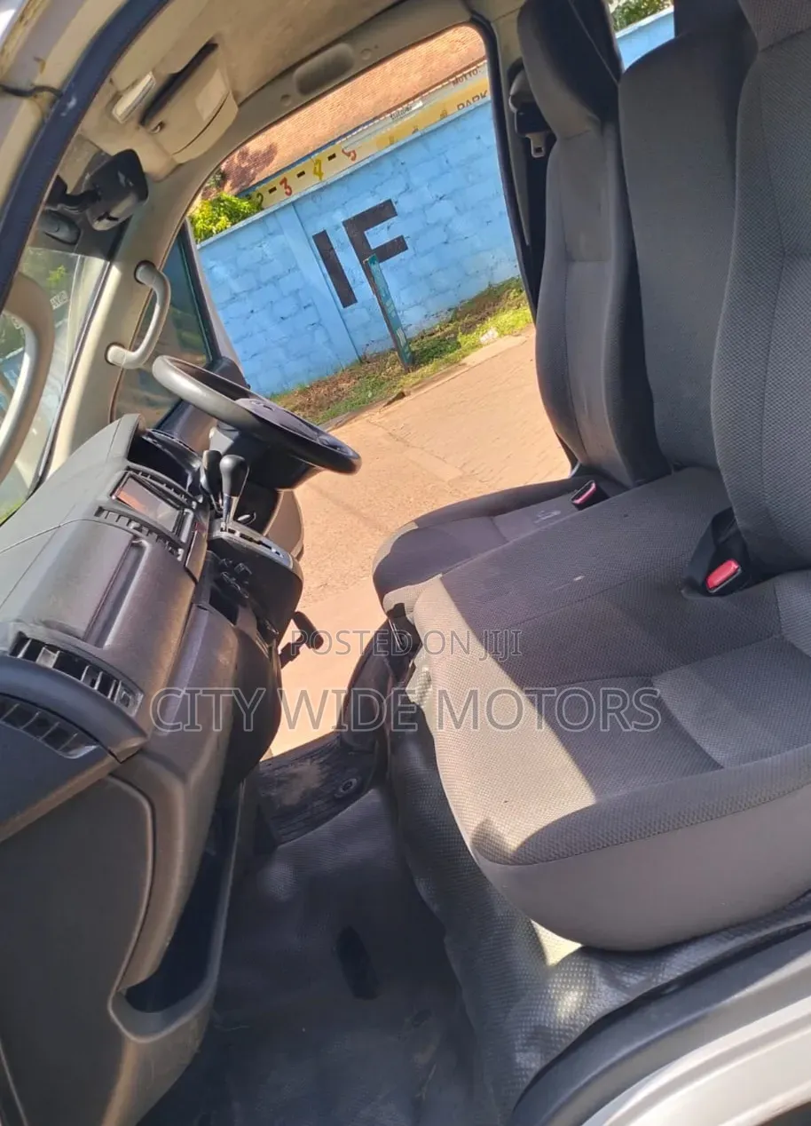 Toyota HiAce 2017 Silver