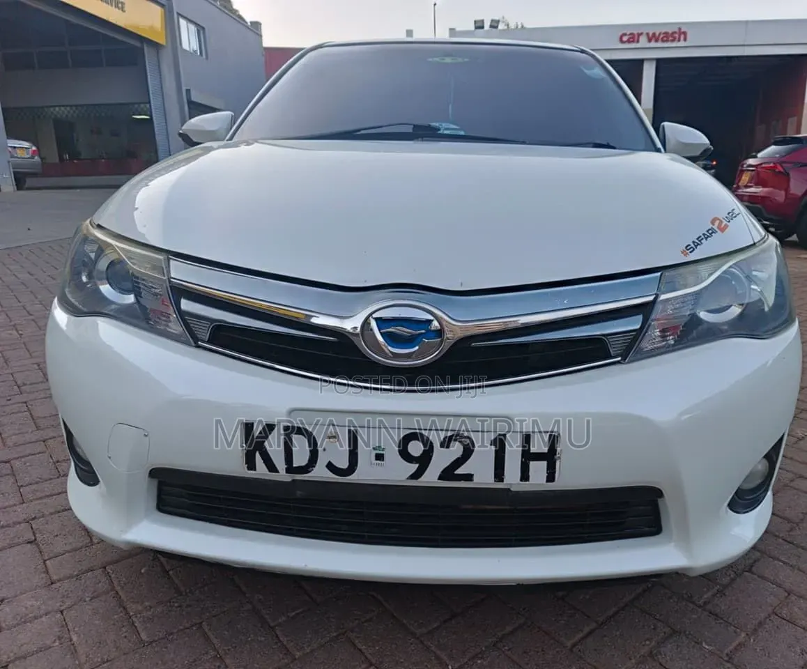 Toyota Corolla Fielder 1.5 Hybrid FWD 2015 White