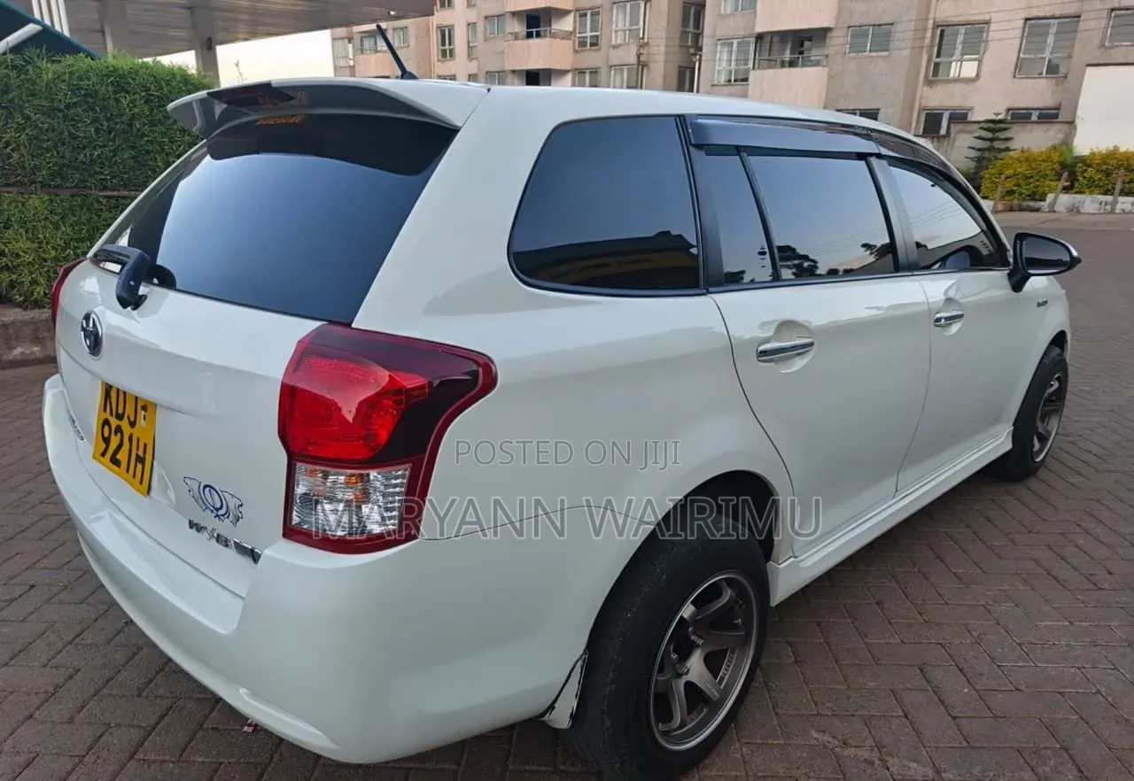 Toyota Corolla Fielder 1.5 Hybrid FWD 2015 White