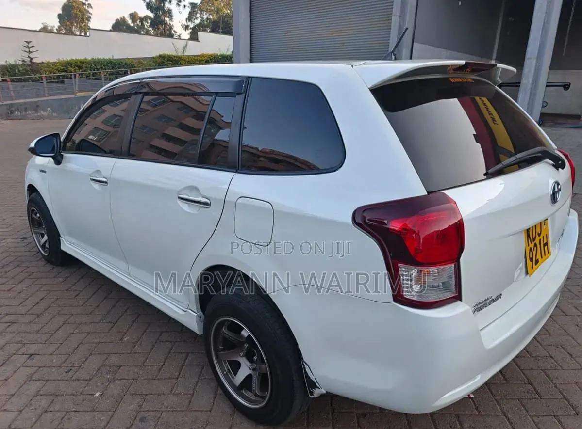 Toyota Corolla Fielder 1.5 Hybrid FWD 2015 White