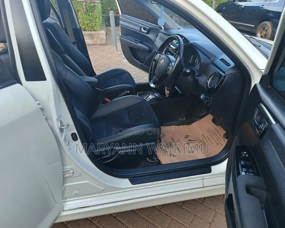 Toyota Corolla Fielder 1.5 Hybrid FWD 2015 White