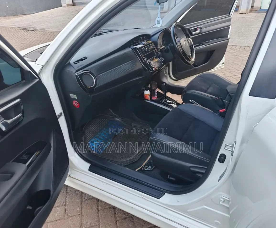 Toyota Corolla Fielder 1.5 Hybrid FWD 2015 White