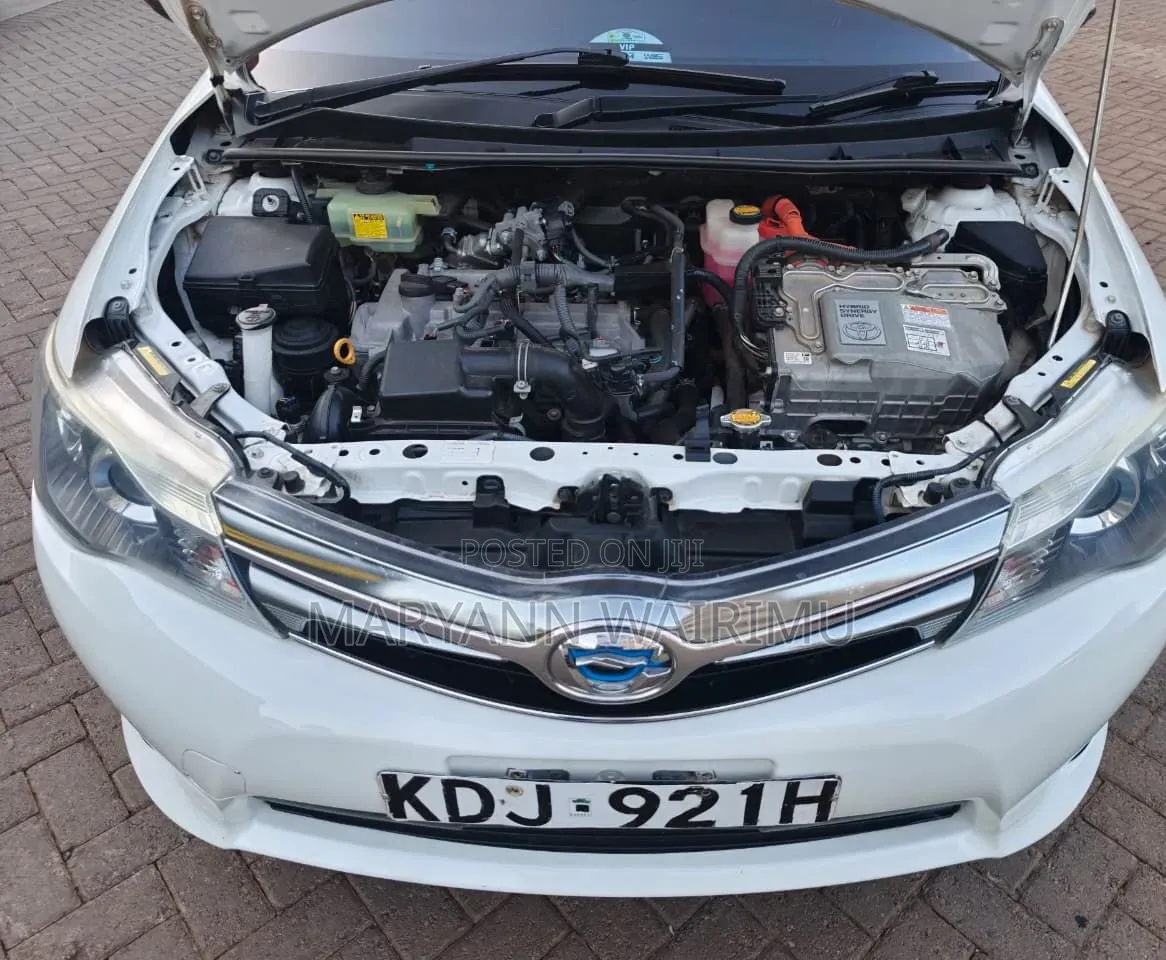 Toyota Corolla Fielder 1.5 Hybrid FWD 2015 White