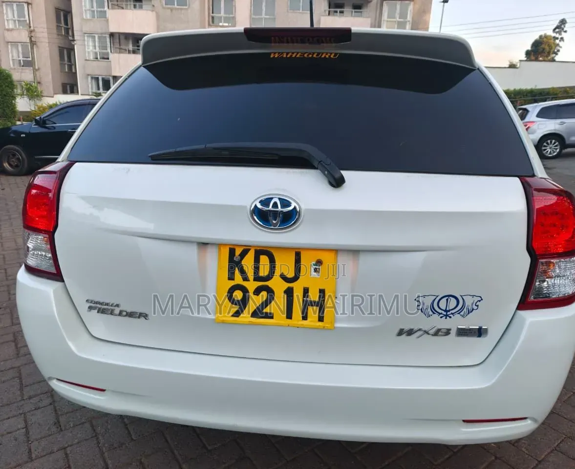 Toyota Corolla Fielder 1.5 Hybrid FWD 2015 White