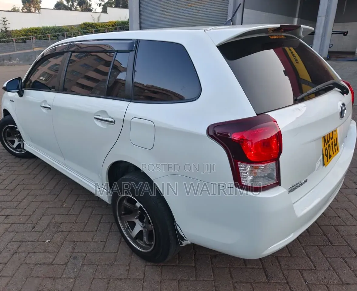 Toyota Corolla Fielder 1.5 Hybrid FWD 2015 White