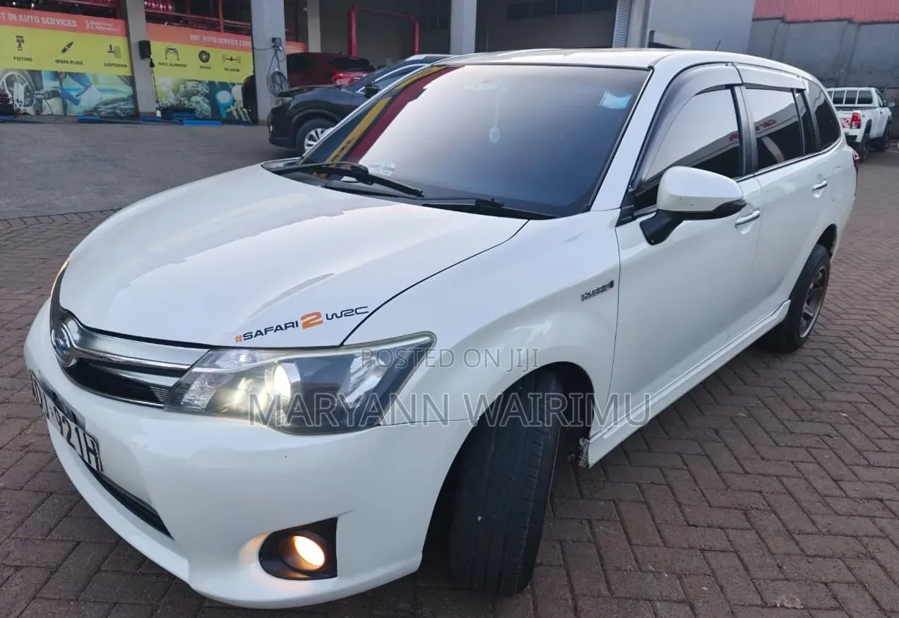 Toyota Corolla Fielder 1.5 Hybrid FWD 2015 White