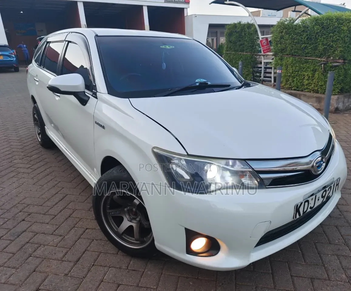Toyota Corolla Fielder 1.5 Hybrid FWD 2015 White