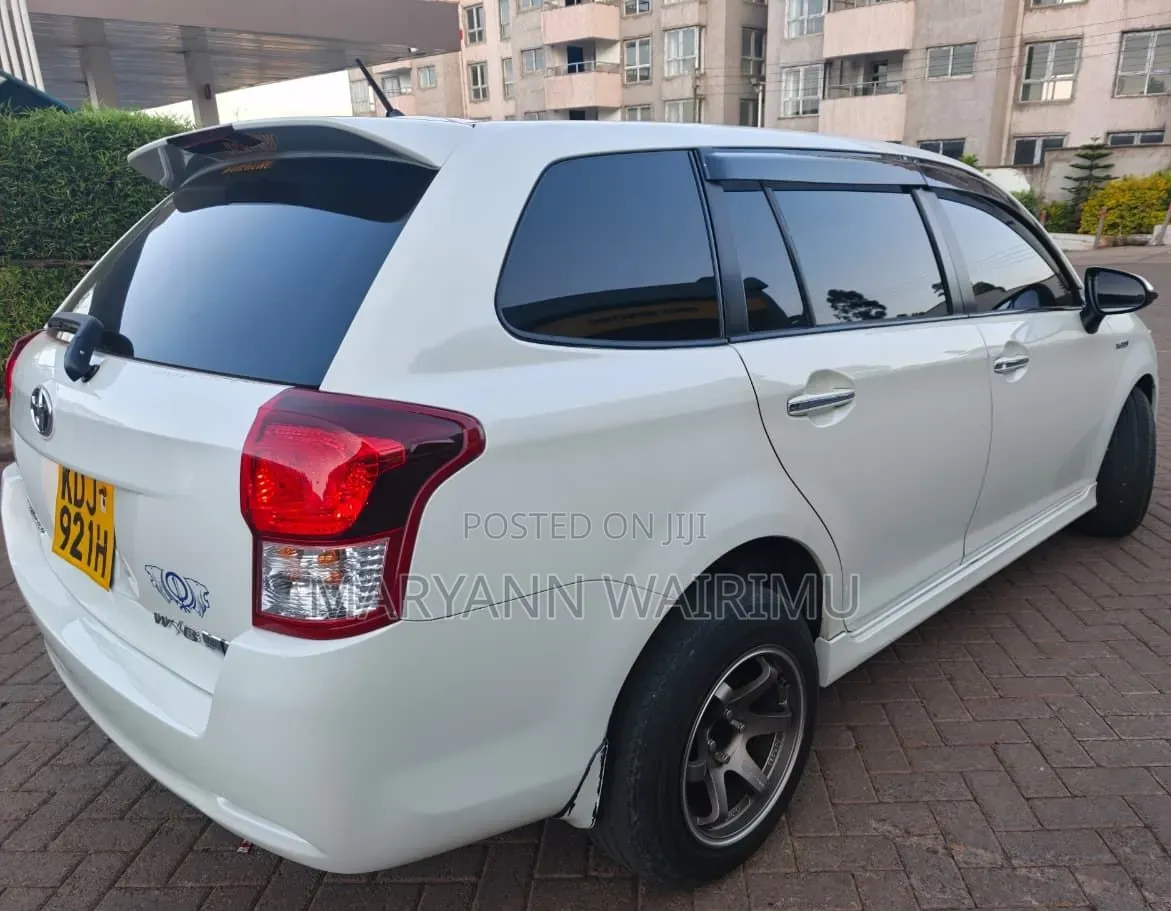 Toyota Corolla Fielder 1.5 Hybrid FWD 2015 White