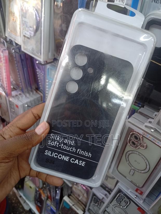 Samsung Galaxy S24 Silicone Case in Black - thumbnail 2