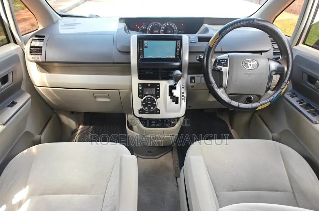 Toyota Noah 2011 Silver