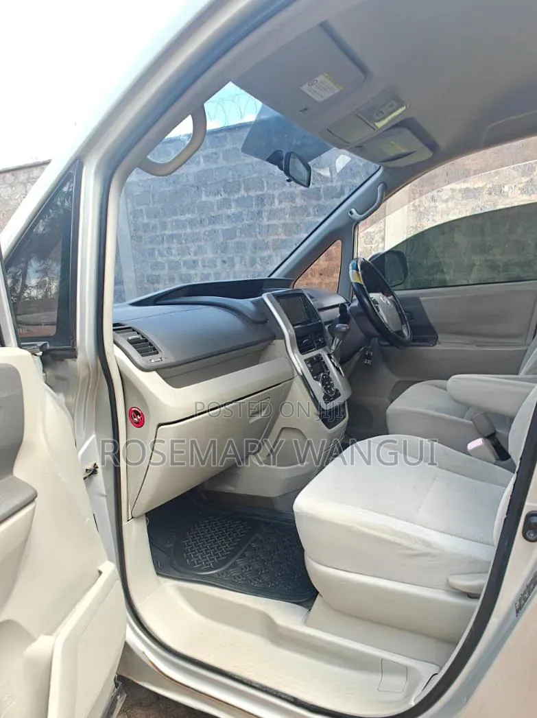 Toyota Noah 2011 Silver