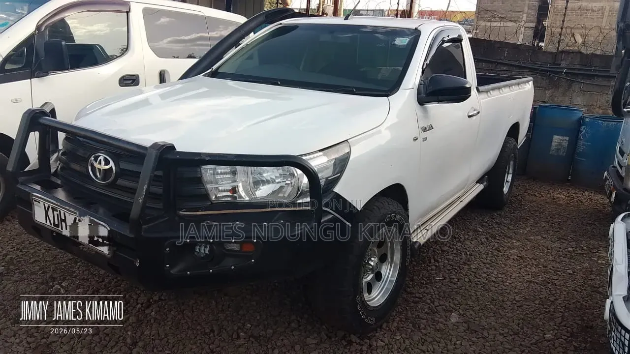 Toyota Hilux 2022 White