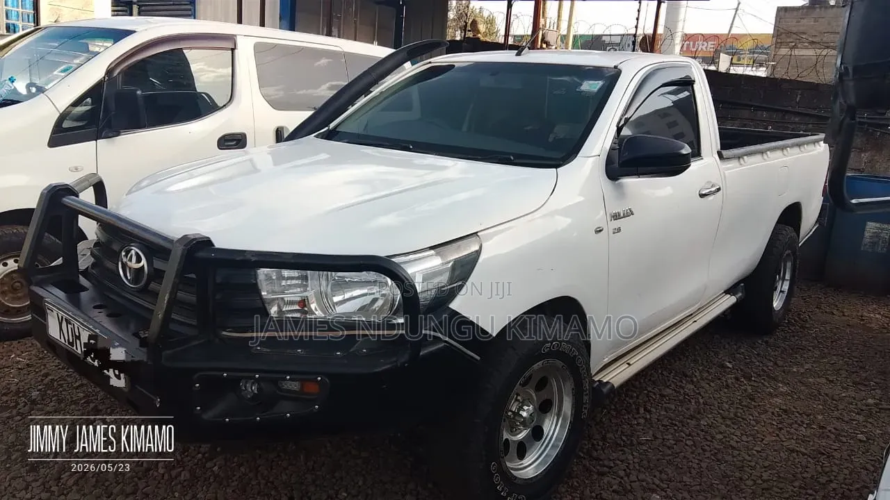 Toyota Hilux 2022 White