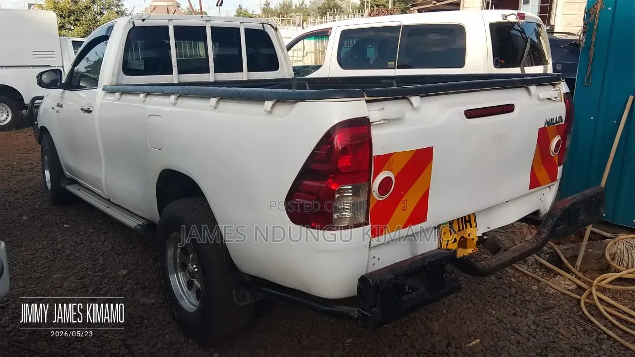 Toyota Hilux 2022 White