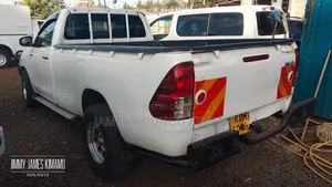 Toyota Hilux 2022 White