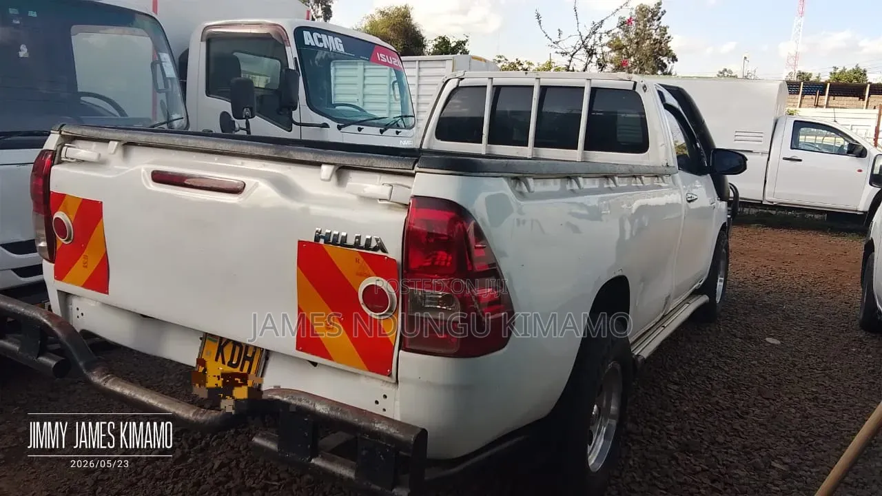Toyota Hilux 2022 White