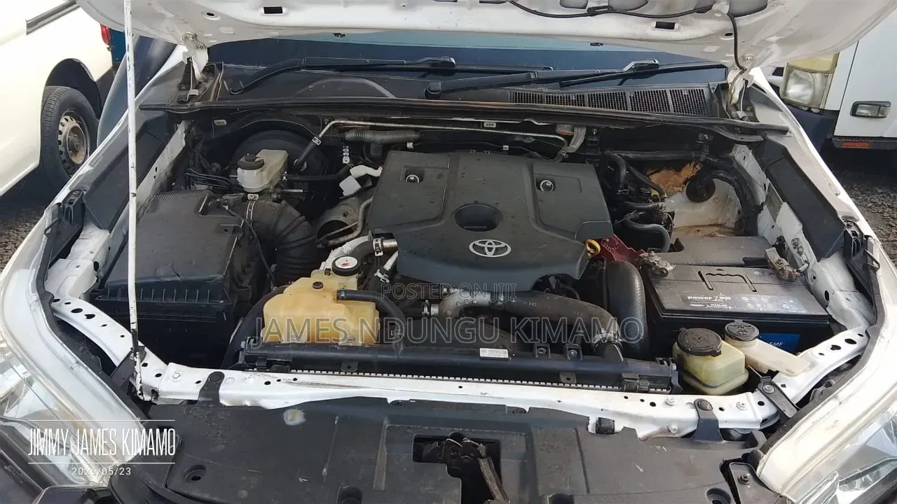 Toyota Hilux 2022 White