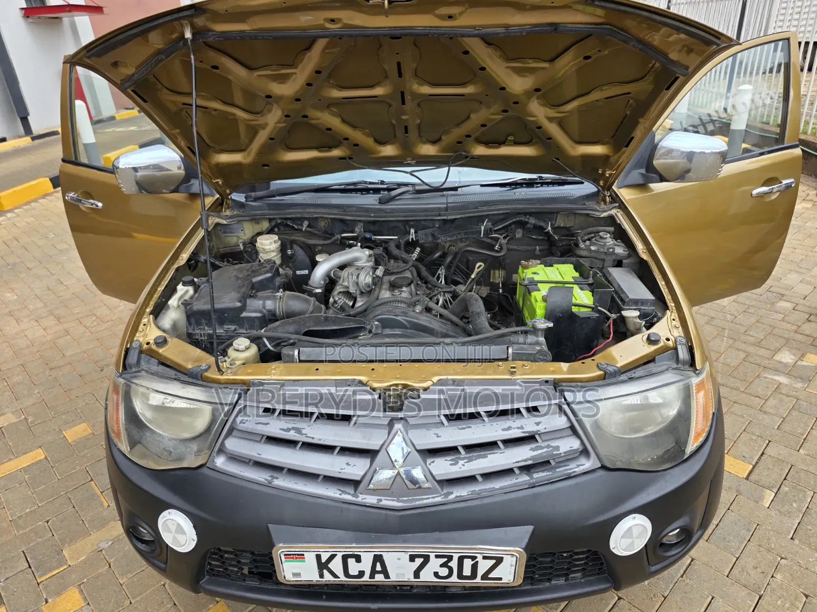 Mitsubishi L200 2012 Gold