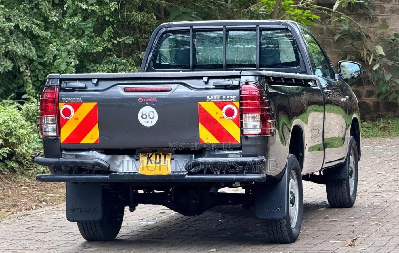 Toyota Hilux 2025 Black