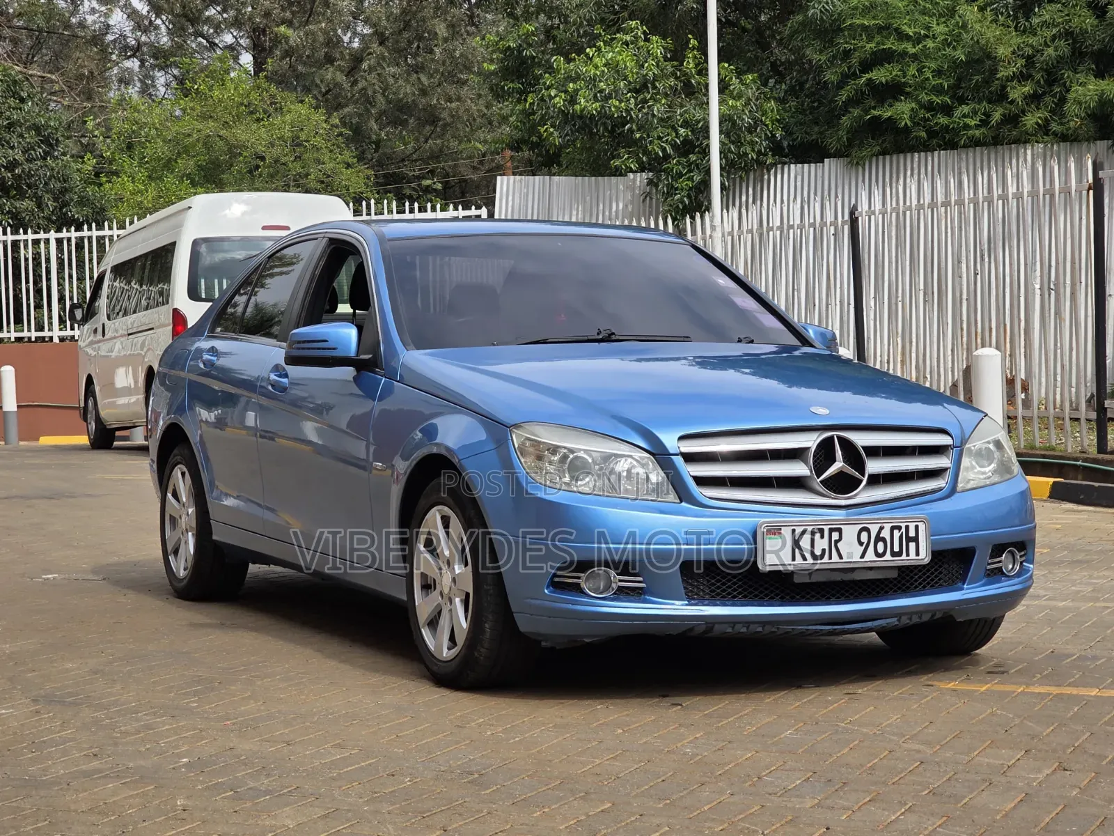 Mercedes-Benz C200 2011 Blue