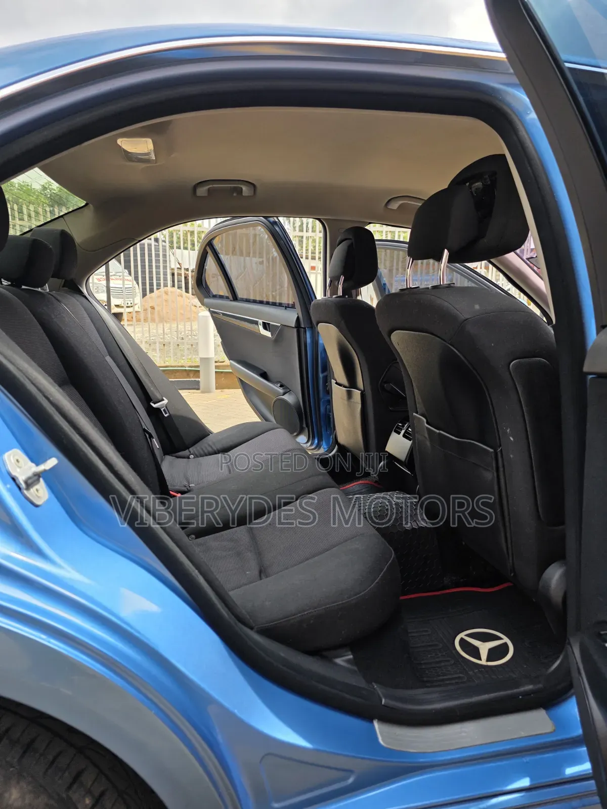 Mercedes-Benz C200 2011 Blue