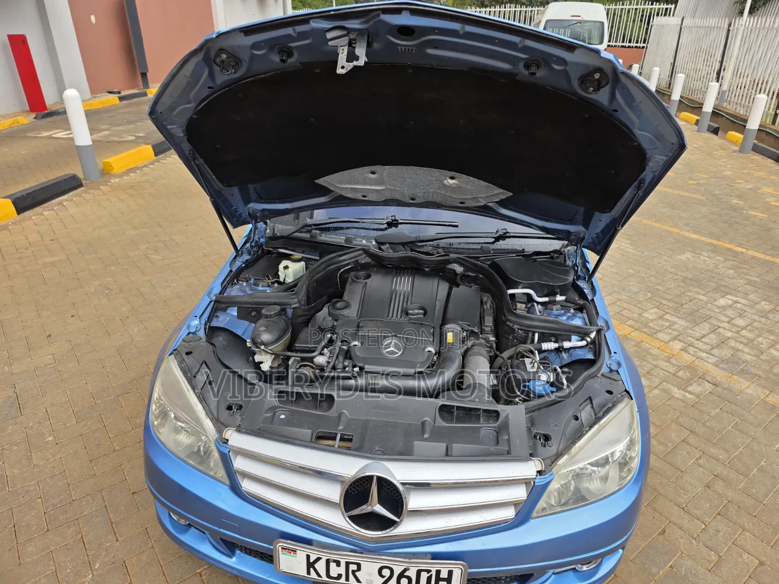 Mercedes-Benz C200 2011 Blue