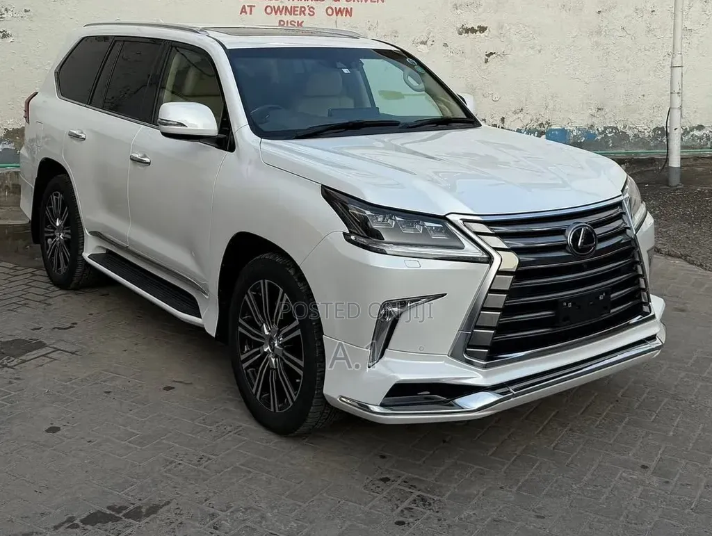 Lexus LX 570 AWD 2019 White