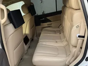 Lexus LX 570 AWD 2019 White